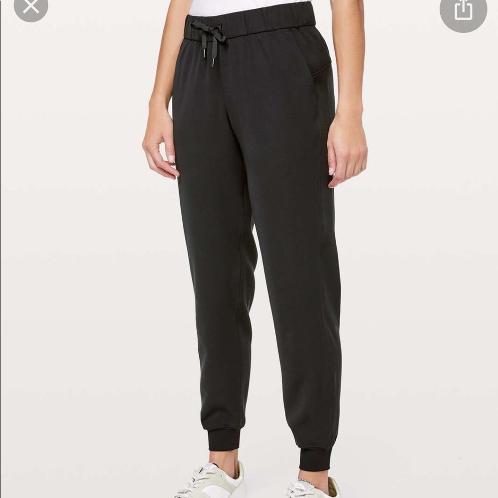 Lululemon Black on the fly joggers size 6